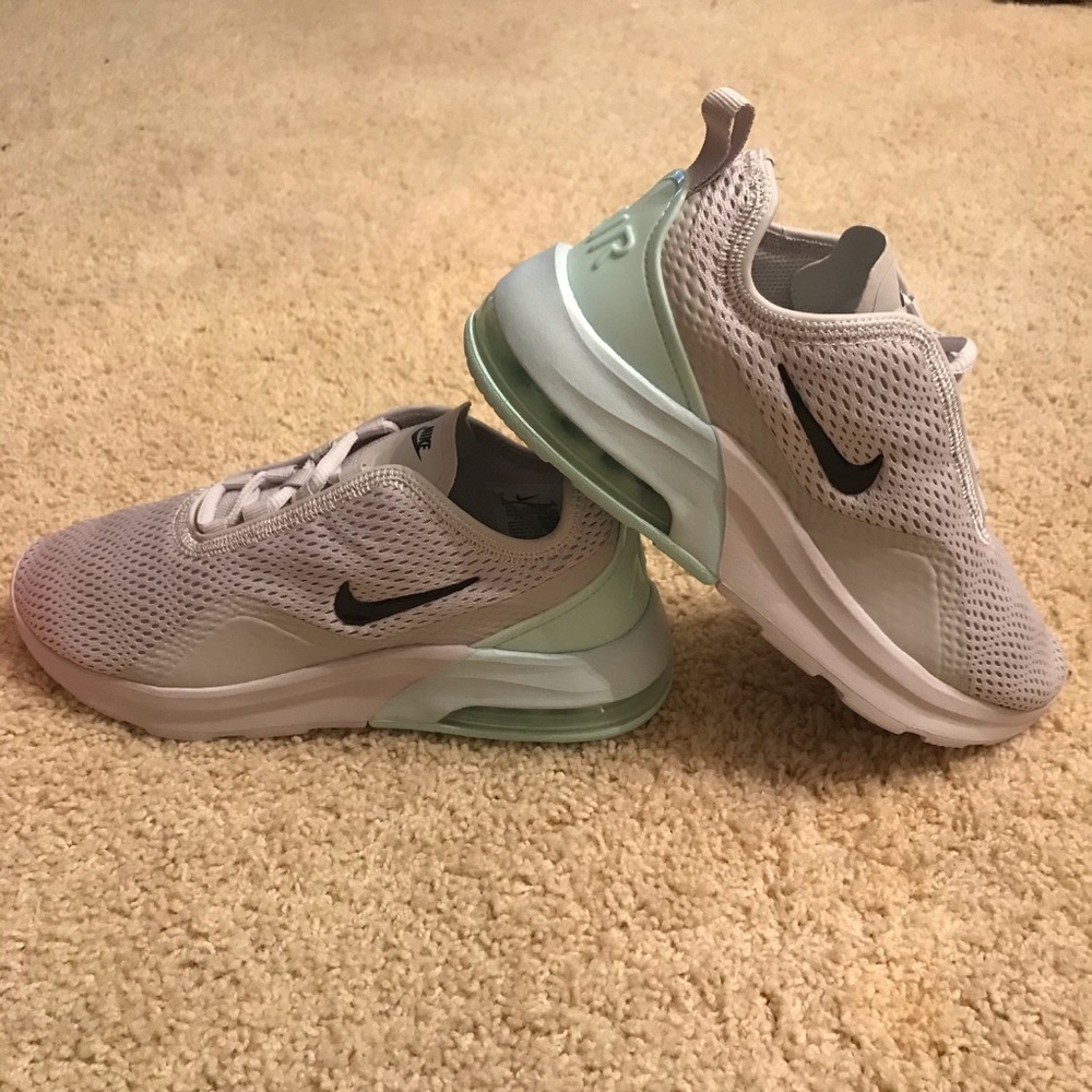 Women’s Nike Air Max Motion 2